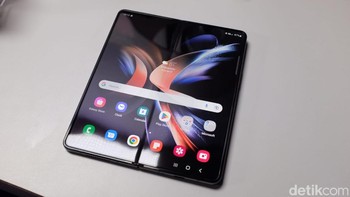Galaxy Z Fold 4 membawa baterai 4.400 mAh dengan pengisian cepat 25W. Samsung memberikan kemampuan wireless charging dan reverse wireless charging Foto: Agus Tri Haryanto/detikINET