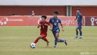 Keasyikan menyerang membuat pertahanan Thailand lengah. Melalui skema serangan balik cepat pemain Vietnam berhasil menciptakan peluang melalui tendangan sudut. Foto: Pius Erlangga/detikJateng