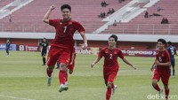 Hingga wasit meniup peluit panjang tanda babak kedua berakhir, tidak ada lagi gol tercipta. Timnas Vietnam U-16 sukses melaju ke final Piala AFF U-16 2022. Foto: Pius Erlangga/detikJateng