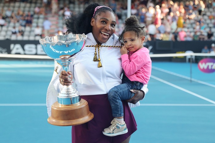 Serena Williams dan Olympia Ohanian Serena Williams of the US with her daughter Alexis Olympia after her win against Jessica Pegula of the US during their womens singles final match during the Auckland Classic tennis tournament in Auckland on January 12, 2020. (Photo by MICHAEL BRADLEY / AFP) (Photo by MICHAEL BRADLEY/AFP via Getty Images)