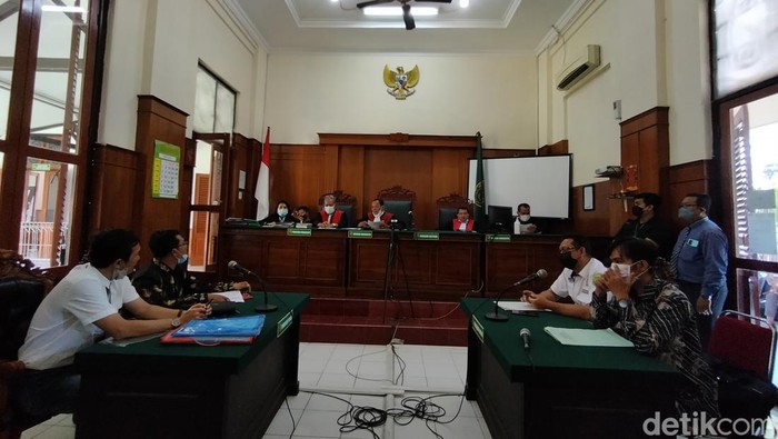 Sidang gugatan nikah beda agama di PN Surabaya