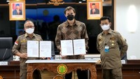Kerja sama itu dituangkan dalam nota kesepahaman antara  Direktur PT Bayer Indonesia Patrick Gerlich, (tengah) dan Sekretaris Jenderal Kementerian Pertanian  Dr. Ir. Kasdi Subagyono, M.Sc , (kiri) yang disaksikan Mentri Pertanian Prof. Dr. H. Syahrul Yasin Limpo, SH, M.Si., MH,  (kanan) di Kementerian Pertanian, Jakarta, Selasa (9/8/2022).