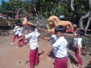Saat Siswa SD Menjaga Kelestarian Sisingaan di Subang