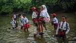 Di Cianjur, Anak SD Ini Terobos Sungai Demi Sampai di Sekolah