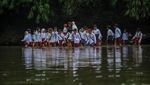 Di Cianjur, Anak SD Ini Terobos Sungai Demi Sampai di Sekolah