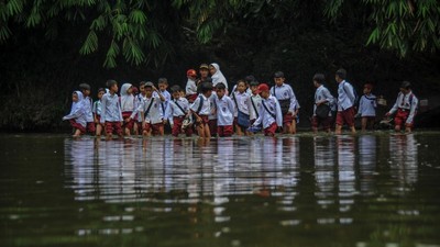 Di Cianjur, Anak SD Ini Terobos Sungai Demi Sampai di Sekolah