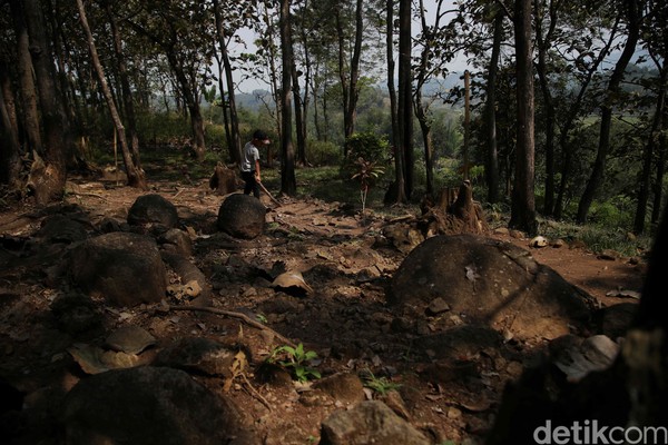 Situs Pasir Lulumpang Garut adalah tempat peristirahatan pada zaman dahulu dan dalam Bahasa Sunda, lokasi itu disebut paniisan. Cerita mistis juga berkembang menyelimutinya. Situs Pasir Lulumpang Garut adalah tempat peristirahatan pada zaman dahulu dan dalam Bahasa Sunda, lokasi itu disebut paniisan. Cerita mistis juga berkembang menyelimutinya.