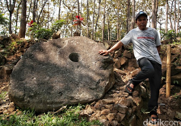 Di minggu pertama bulan Agustus 2022 ini, tim detikcom bertemu Enjang Ahmad yang juga sebagai pemelihara di Situs Pasir Lulumpang Garut. Situs ini telah dirawat secara turun temurun. Di minggu pertama bulan Agustus 2022 ini, tim detikcom bertemu Enjang Ahmad yang juga sebagai pemelihara di Situs Pasir Lulumpang Garut. Situs ini telah dirawat secara turun temurun.
