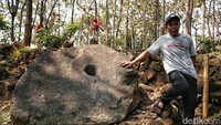 Di minggu pertama bulan Agustus 2022 ini, tim detikcom bertemu Enjang Ahmad yang juga sebagai pemelihara di Situs Pasir Lulumpang Garut. Situs ini telah dirawat secara turun temurun.