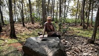 Saat kami datang, Enjang ditemani oleh ayahnya yang juga penjaga terdahulu Situs Pasir Lulumpang.