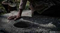 Enjang menjabarkan bahwa ada tujuh batu lumpang di sana. Rinciannya di dalam kawasan yang dipagar ada lima, lalu dua terpisah di area bawah di kebun cabai warga.