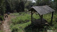 Jarak dari Kota Garut, perlu waktu sekitar 30 menit menuju Situs Pasir Lulumpang Garut. Lorong jalan ke lokasi menanjak dan sempit berlapis cor beton.
