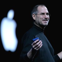Gaya khas pendiri Apple Steve Jobs lekat dengan baju turtleneck hitam yang hampir setiap menemani. Siapa yang menyangka jika baju tersebut dirancang oleh Issey Miyake. Dalam buku biografi berjudul Steve Jobs (2011) karya Walter Isaacson, sang desainer disebut menciptakan secara khusus 100 baju serupa hanya untuk Steve. Stok bajunya cukup untuk saya pakai seumur hidup, katanya. (Foto: Getty Images/Justin Sullivan)