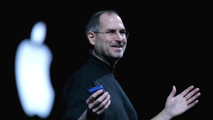 SAN FRANCISCO - JANUARY 11:  Apple CEO Steve Jobs delivers a keynote address at the 2005 Macworld Expo January 11, 2005 in San Francisco, California.  (Photo by Justin Sullivan/Getty Images)
