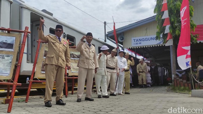 Suasana pesta kostum dan napak tilas 155 tahun perkeretaapian Indonesia yang digelar Daop 4 Semarang, Rabu (10/8/2022)..