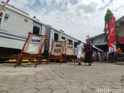 Suasana pesta kostum dan napak tilas 155 tahun perkeretaapian Indonesia yang digelar Daop 4 Semarang, Rabu (10/8/2022)..
