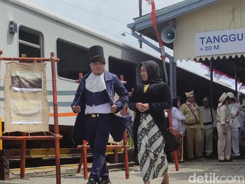 Suasana pesta kostum dan napak tilas 155 tahun perkeretaapian Indonesia yang digelar Daop 4 Semarang, Rabu (10/8/2022)..