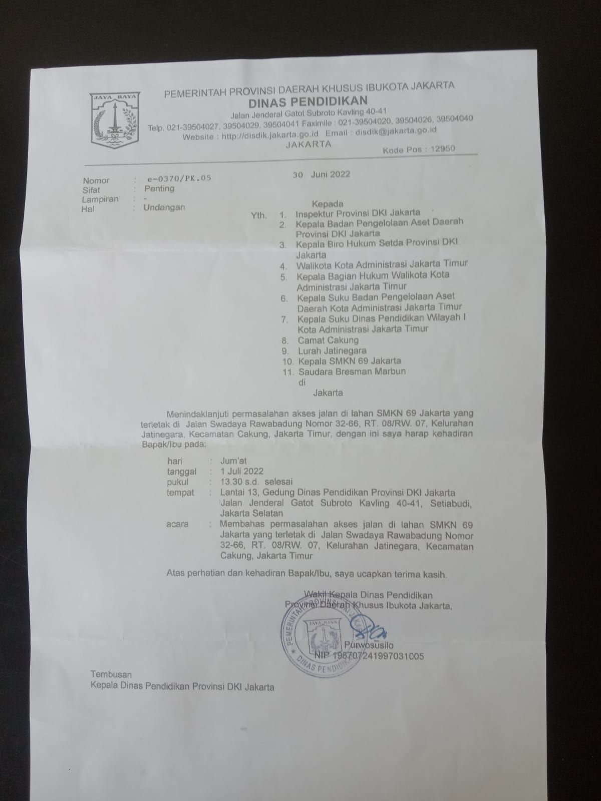 Surat undangan dari Disdik DKI ke warga yang terhalang tembok SMKN 69 Jakarta untuk hadir pada 1 Juli lalu. (Sumber: Warga bernama Bresman Marboen)