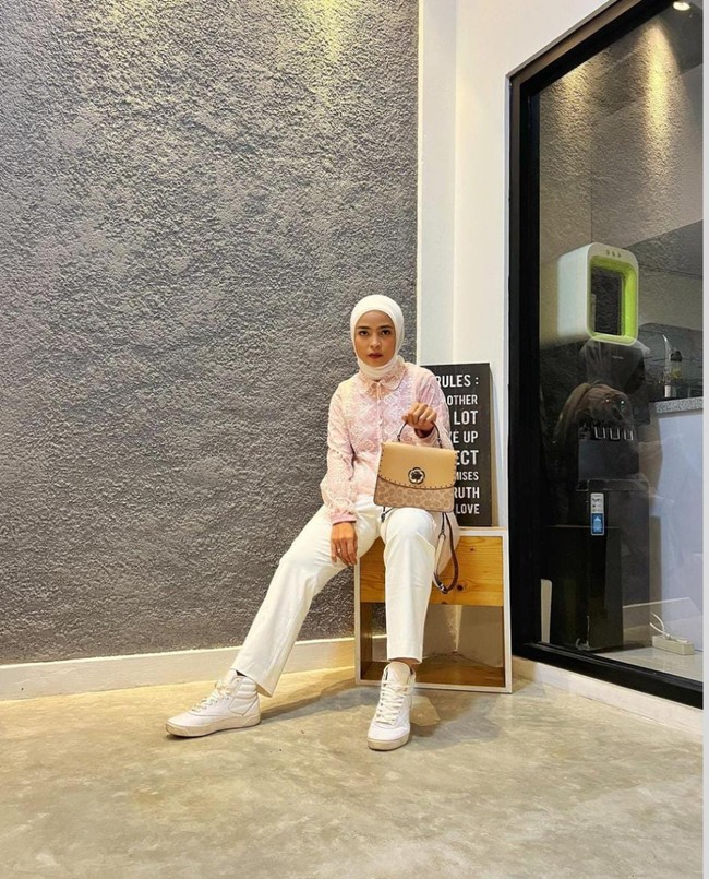 Selanjutnya ada Tantri Kotak yang juga memilih bisnis kontrakan sebagai salah satu sumber pendapatannya. Melalui Instagram Story miliknya, Tantri pernah memamerkan kontrakan 2 lantai miliknya yang terletak di Maguwoharjo, Yogyakarta. Foto: Instagram@tantrisyalindri