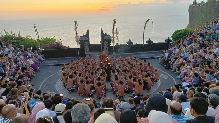 Suasana pertunjukan Tari Kecak di Pura Luhur Uluwatu, Desa Adat Pecatu, Kuta Selatan, Badung