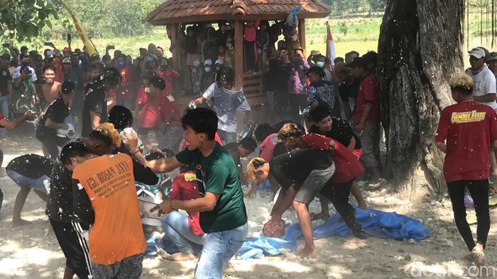 Warga melakukan tradisi ‘Tawur Sego’ dalam rangka sedekah bumi atau bersih desa, sebagai ungkapan syukur atas limpahan nikmat dari Tuhan.
