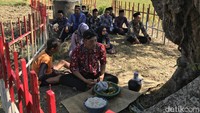Sejumlah tokoh di Desa Pelemsari mengawali doa bersama di bawah sebuah pohon di lokasi pepunden. Dipimpin oleh kades setempat. Foto: Mukhammad Fadlil/detikJateng