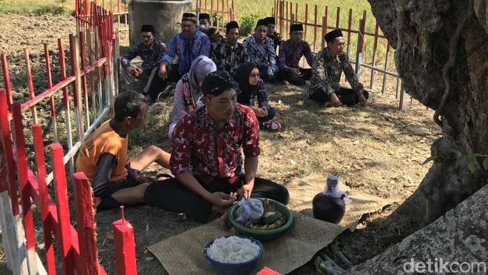 tawur sego Sejumlah tokoh di Desa Pelemsari mengawali doa bersama di bawah sebuah pohon di lokasi peunden. Dipimpin oleh kades setempat.