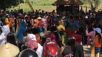 Warga bersama-sama mementaskan tari orek-orek khas Rembang, sebelum ‘Tawur Sego’ dimulai. Foto: Mukhammad Fadlil/detikJateng