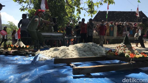 Warga Desa Pelemsari berbondong-bindong mengumpulkan nasi di lokasi pepunden.