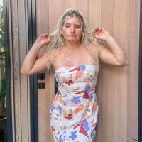 Seperti tanpa ekspresi, bibir Tayla selalu membentuk ke bawah. Dia pun dijuluki sebagai gadis yang tidak bisa tersenyum. Foto: dok. Instagram/@taylaclement