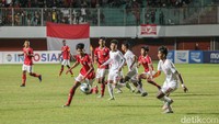 Garuda Asia dikejutkan gol Myanmar yang dicetak Nay Min Htet pada menit ke-44. Skor 0-1 untuk Myanmar bertahan hingga turun minum. Foto: Pius Erlangga/detikJateng