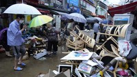 Barang dagangan milik warga pun hancur berantakan.