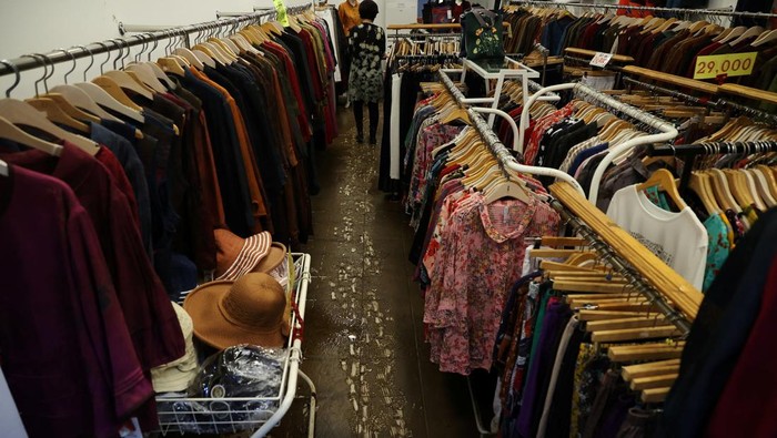 Toko-toko Ini Rusak Diterjang Banjir Seoul A clothing shop owner walks on a muddy floor damaged by flood after torrential rain, at a traditional market in Seoul, South Korea, August 9, 2022. REUTERS/Kim Hong-Ji