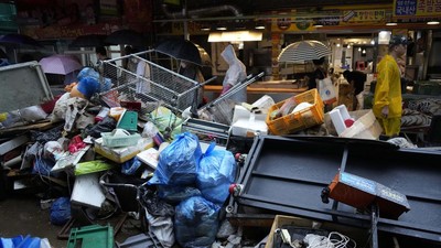 Toko-toko Ini Rusak Diterjang Banjir Seoul