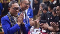 Ketua Umum PArtai Amanat Nasional (PAN) Zulkifli Hasan saat tiba di Gedung KPU Jakarta. Satu per satu parpol bergantian memasuki ruang sidang untuk menyerahkan berkas pendaftaran kepada KPU.
