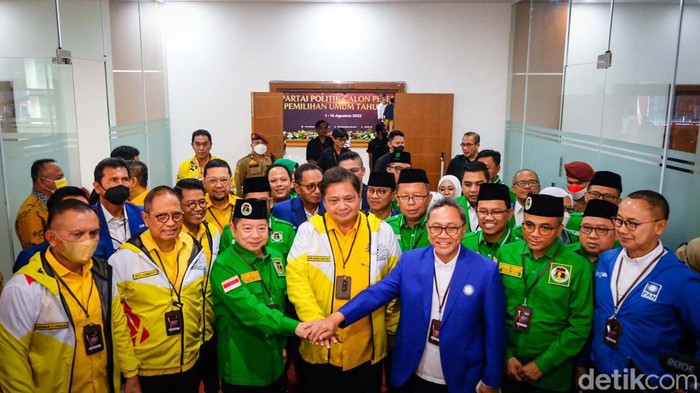 Golkar, PAN, dan PPP sudah mendaftar sebagai peserta Pemilu 2024 di KPU. Usai pendaftaran, ketiga Ketum Koalisi Indonesia Bersatu (KIB) itu saling bergandengan.