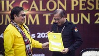 Airlangga Hartarto menyerahkan berkas pendaftaran Partai Golkar kepada Ketua KPU Hasyim Asyari.