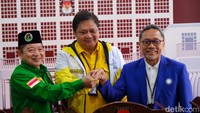 Suharso, Airlangga, dan Zulkifli Hasan memberikan keterangan pers usai daftar di KPU.