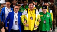 Zulkifli Hasan, Airlangga, dan Suharso tampak semringah saat saling bergandengan tangan. 