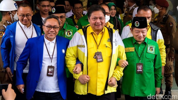 Trio Ketum KIB Gandengan usai Daftar di KPU Golkar, PAN, dan PPP sudah mendaftar sebagai peserta Pemilu 2024 di KPU. Usai pendaftaran, ketiga Ketum Koalisi Indonesia Bersatu (KIB) itu saling bergandengan.