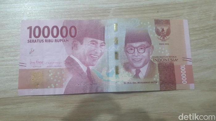 Sejumlah pahlawan diabadikan dalam uang Rupiah, baik koin maupun kertas. Nah, berikut ini 3 pahlawan nasional asal Jawa Timur yang wajahnya terpampang dalam uang Rupiah: