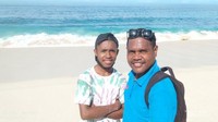 Berpose bersama di Pantai Utanggal