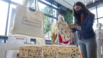 Selain memudahkan pencarian produk lokal berkualitas, Shopee Pilih Lokal juga membantu para pengusaha lokal untuk mendapatkan akses pada pelatihan, pendampingan dan juga ekspor agar dapat naik kelas, Rabu, (10/8/2022).