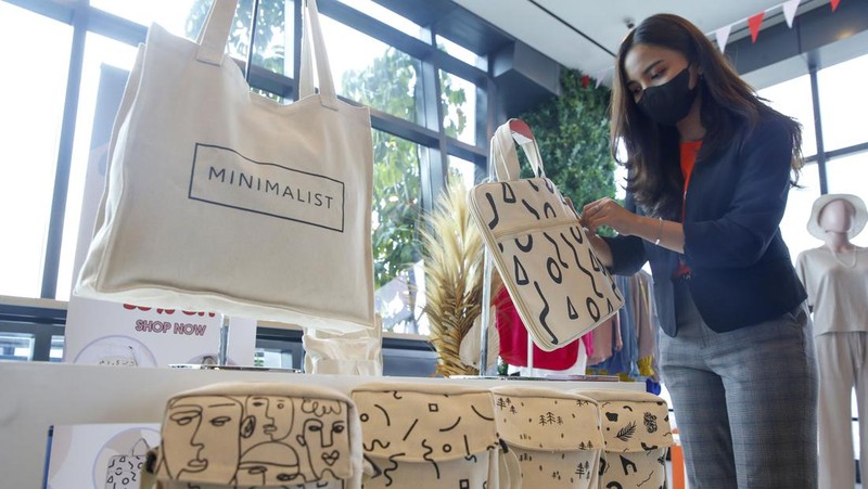 Shopee menambah beberapa pembaruan fitur di laman Shopee Pilih Lokal. Fitur baru ini dinilai mampu memudahkan brand lokal dalam mendapatkan perhatian calon pembeli.