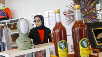 Fitur ini kini berada di halaman depan aplikasi. Ikon ini dibuat cukup mencolok dengan logo baru berbentuk gunungan wayang berwarna biru dengan aksen merah putih di tengah dan membantu para pengunjung mengakses laman Shopee Pilih Lokal dengan lebih mudah.