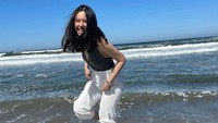 Saat ini, Urassaya Sperbund sedang main serial Netflix berjudul Bad Romeo. (Foto: dok. Instagram @urassayas) 