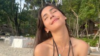 Sinar matahari sore tampak membuat kulit Urassaya Sperbund semakin bersinar. (Foto: dok. Instagram @urassayas) 