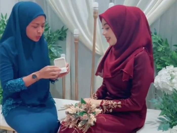 Wanita ini antar mantan suami lamaran dengan calon istrinya. Selain itu, ia juga terlihat memasangkan cincin ke jari calon istri suaminya. Wanita ini antar mantan suami lamaran dengan calon istrinya. Selain itu, ia juga terlihat memasangkan cincin ke jari calon istri suaminya.