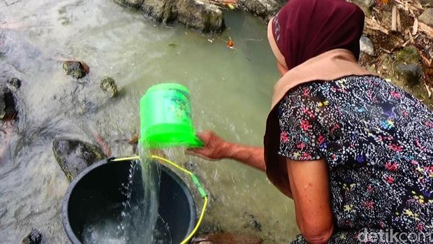 Warga menunjukkan kondisi air Sungai Sapi Banjarnegara yang diduga tercemar, Rabu (10/8/2022).
