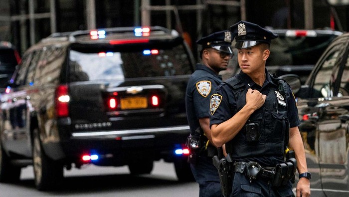 New York City Police (NYPD) officers stand guard as a motorcade transporting former U.S. President Donald Trump arrives to the Attorney General's offices in the borough of Manhattan in New York City, New York, U.S., August 10, 2022. REUTERS/Eduardo Munoz